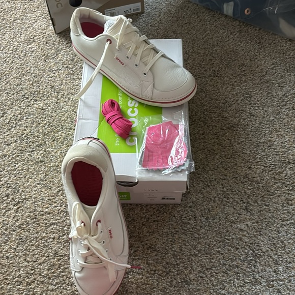Woman’s crocs golf shoes - Picture 2 of 5